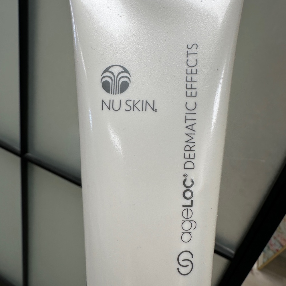 Nu Skin dermatic effects contouring lotion. New & unopened - Picture 3 of 8